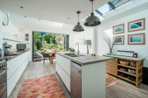 JOIVY Contemporary 2-bed house with Private Garden